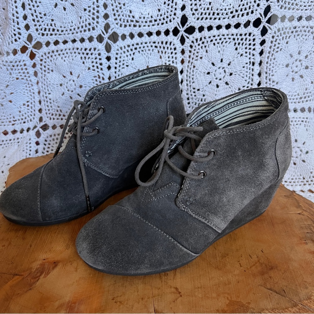 TOMS grey wedge suede boots, great condition! Size‎ 7.5